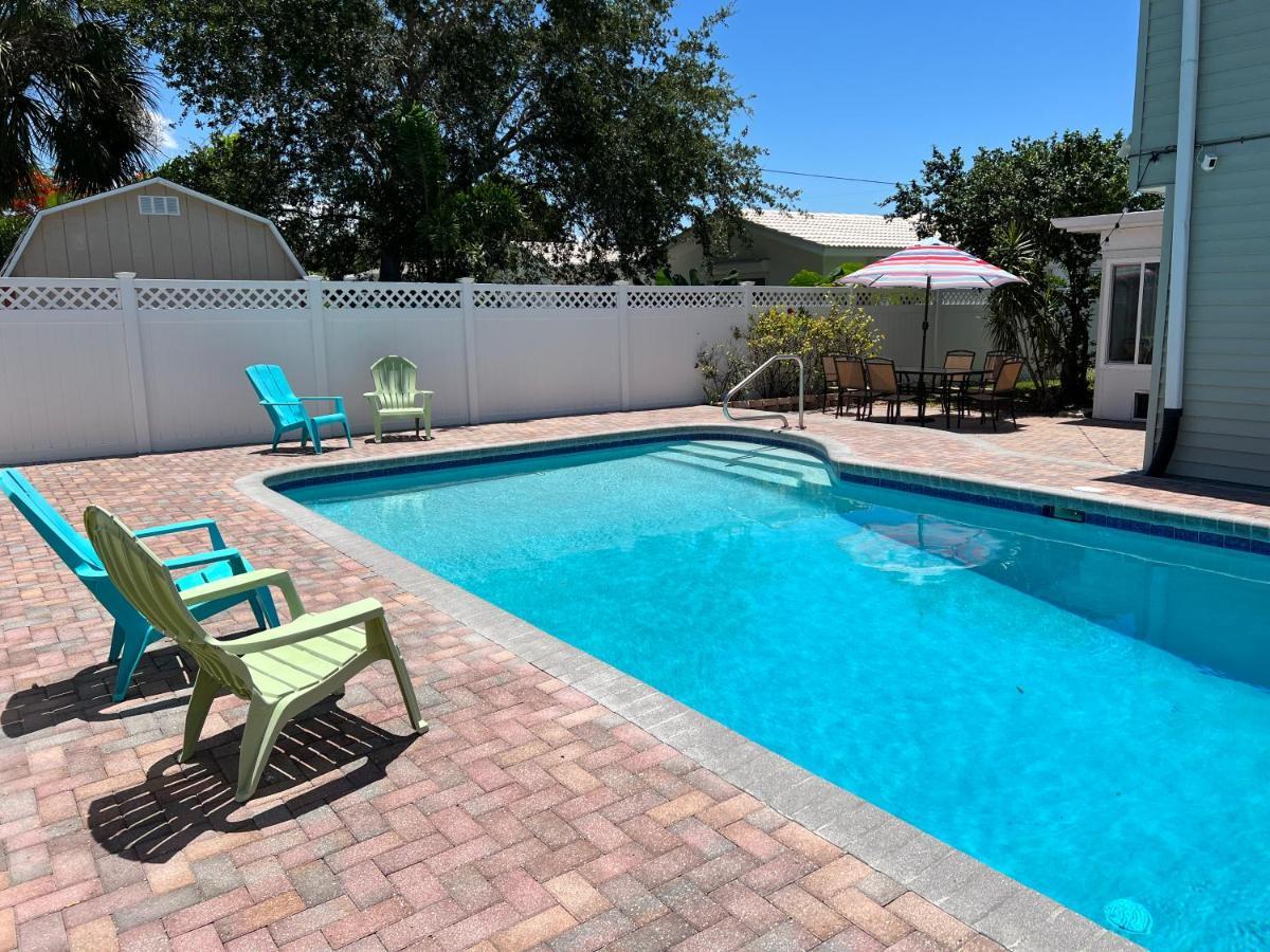 Poolside Paradise & Bound Ferienhaus